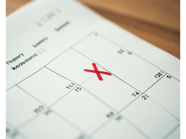 Ein Kalender mit einem roten X, symbolisiert Stornierung und Flexibilität.