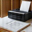Drucker, Scanner und Büromaterialien in einem Hotel-Business Center.