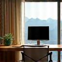 Modernes Co-Working Space mit ergonomischen Möbeln und Seeblick.