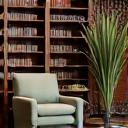 Ruhiger Bibliotheksbereich mit bequemen Sesseln und Büchern.